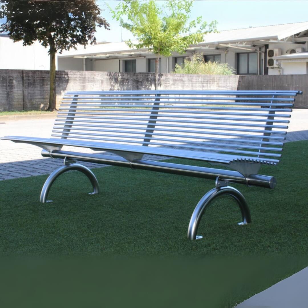 RVS parkbank met moderne uitstraling geplaatst in een buitenomgeving.