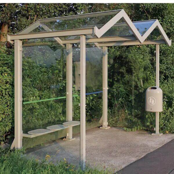 Rokersruimte aanschaffen Rokersruimte met zadeldak en transparante zijwanden in groene omgeving