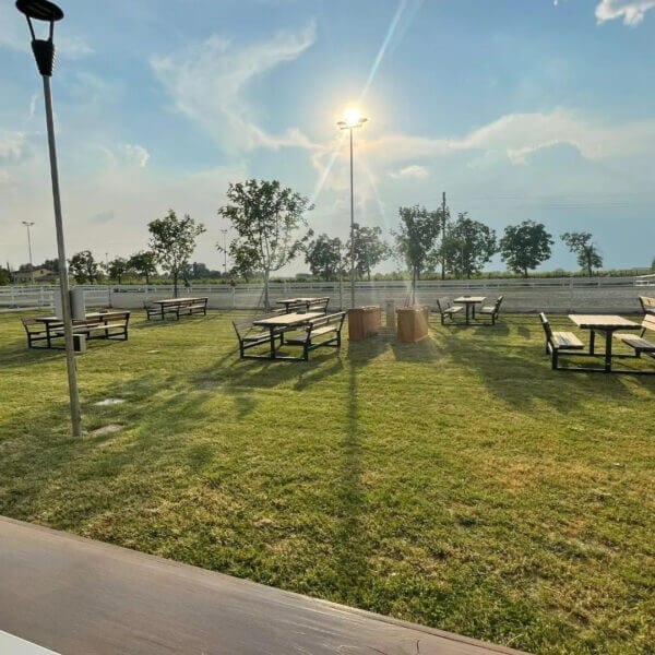 Rolstoelvriendelijke picknicktafel kopen Vrijstaande picknicktafels van hout en staal met rolstoeltoegankelijke zitplek in een parkachtige omgeving