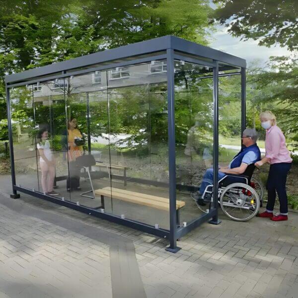 Roelstoelvriendelijke rookabri van staal en glas.