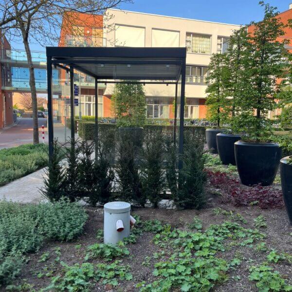 Rooakbri voor binnentuin aanschaffen Rookoverkapping geplaatst in binnentuin van appartementencomplex met groenvoorziening