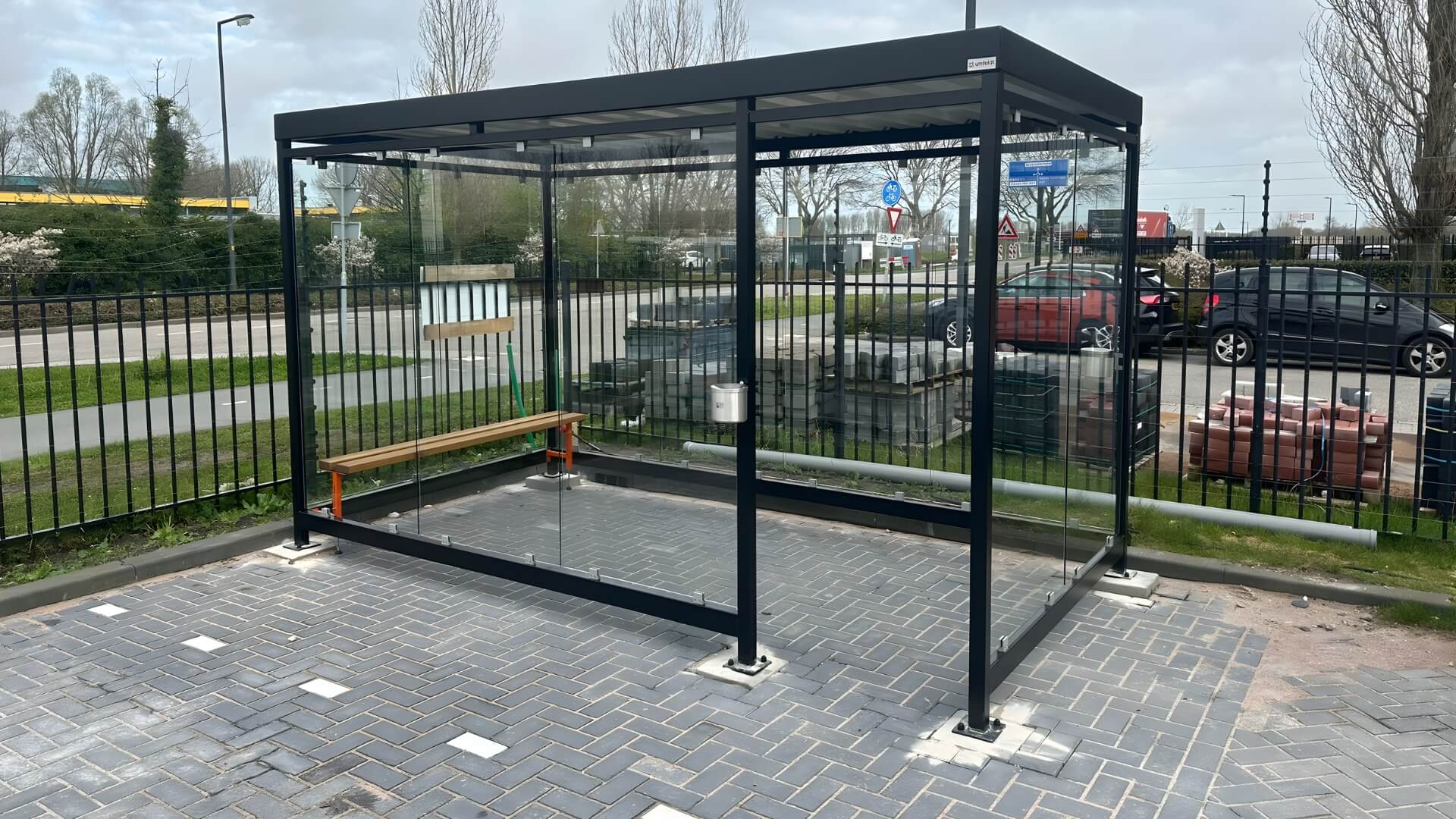 Rookabri als rookruimten voor 9-10 personen van 4x2 meter in kleur ral-9005 geplaatst op een bedrijventerrein in Vlaardingen