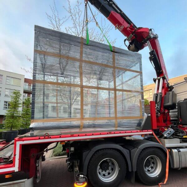 Rookabri kopen met transport binnen Nederland en Belgie Rookoverkapping in transport op vrachtwagen met kraan levering op locatie