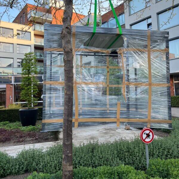 Rookabri met plaatsing door kraan Rookabri wordt met kraan geplaatst in binnentuin van appartementencomplex