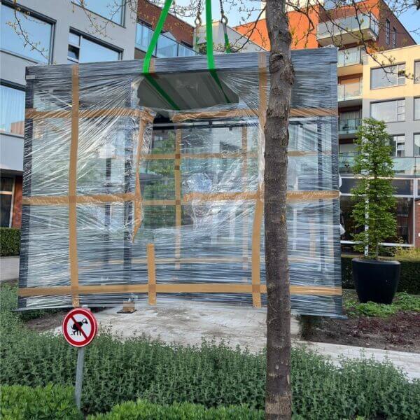 Rookabri met transport kopen Rookabri levering met kraan geplaatst in binnentuin wooncomplex