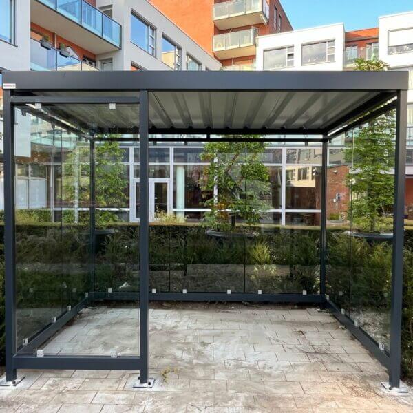 Rookabri staal glas kopen Rookoverkapping met glas en staal geplaatst in binnentuin appartementencomplex