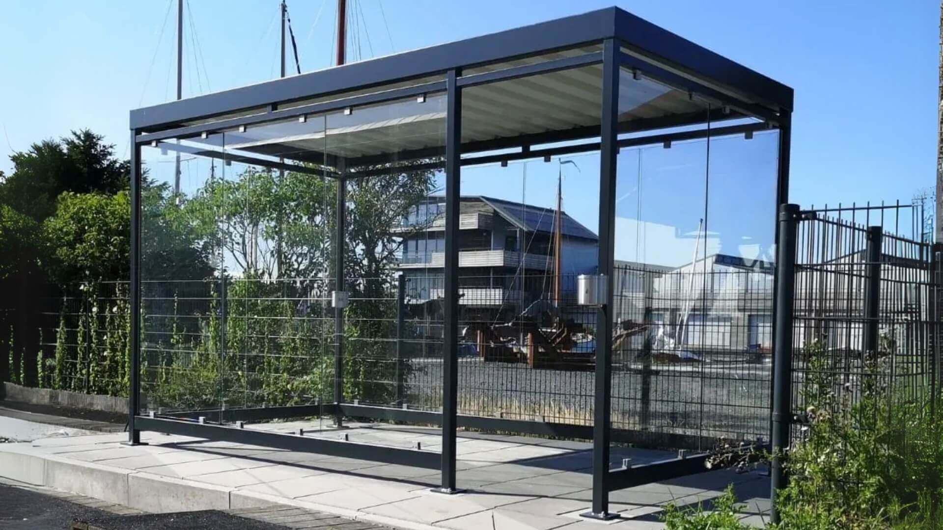 Modern rookabri voor buiten van staal met ESG-glaswanden in RAL-kleur naar keuze.