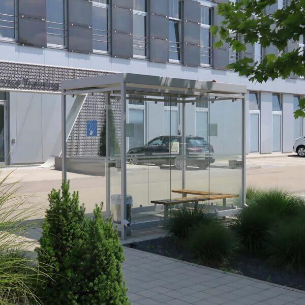 Rookcabine geleverd bij Audi Rookcabine van staal en glas in grijze uitvoering geplaatst bij het Audi-pand.