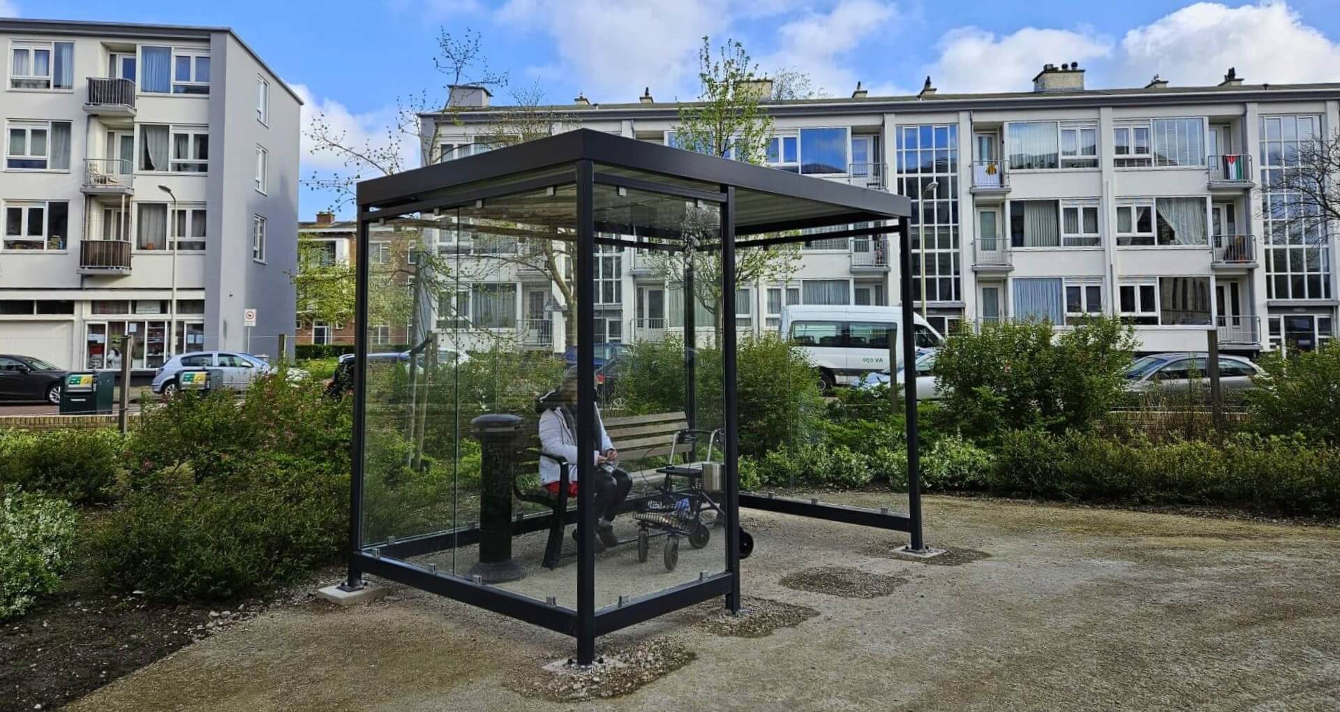 Rookcabine van staal bij een zorginstelling waarin een bewoner geniet.