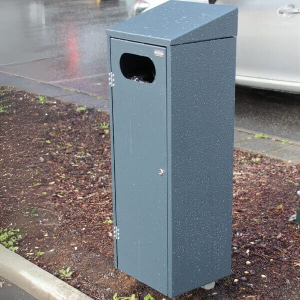 Stalen prullenbak buiten 40 liter kopen Stalen prullenbak voor buitengebruik met schuin aflopend deksel van 40 liter.