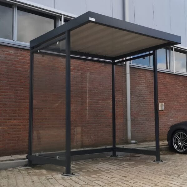 Rokershok voor bedrijven van staal en glas, geplaatst als rokersruimte bij een bedrijf.