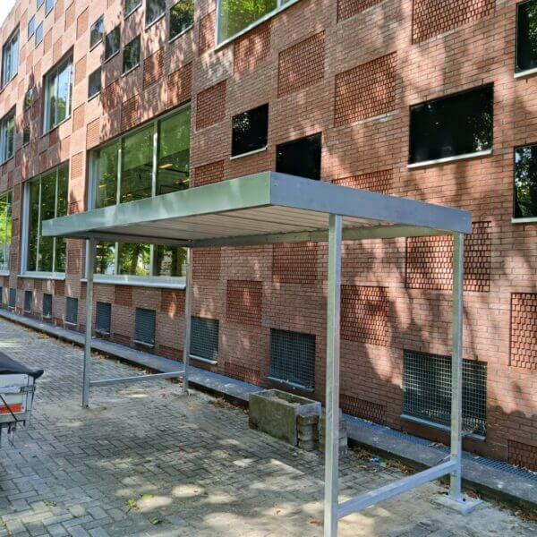 Verzinkt stalen rookhok direct online kopen Rookabri van 4,3 meter lang in verzinkt staal, geleverd als bouwpakket en geplaatst op betonpoeren