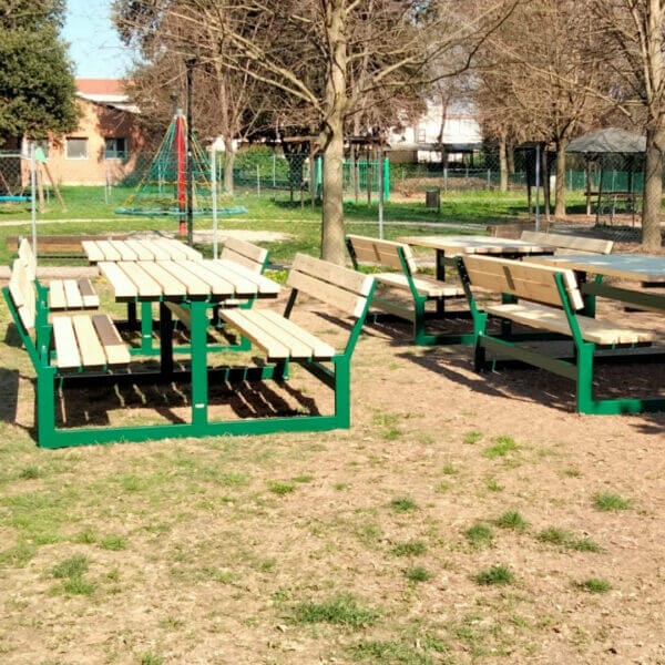 Rolstoelvriendelijke picknicktafels van hout en staal in een openbaar park