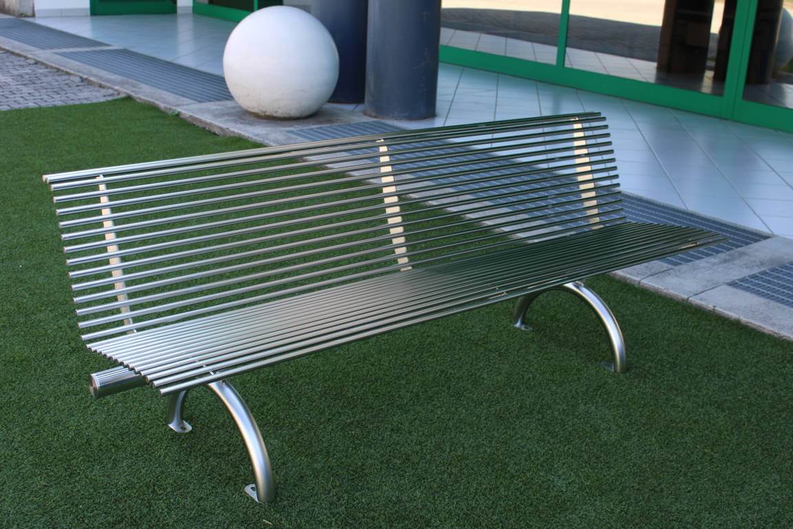 RVS zitbank voor buiten in modern design met horizontale spijlen.