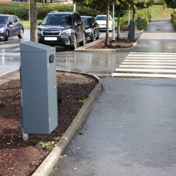 Duurzame stalen buitenafvalbak in meerdere kleuren Stalen buitenafvalbak bestellen in diverse RAL-kleuren voor openbare ruimtes