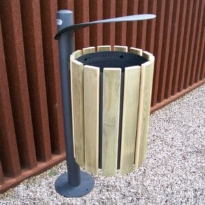 Buiten prullenbak met houten bekleding en zwart stalen paal, gemonteerd op grindondergrond