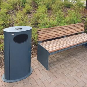 Robuuste antracietkleurige afvalbak met asbak en sigarettendover, ideaal voor openbare ruimtes.