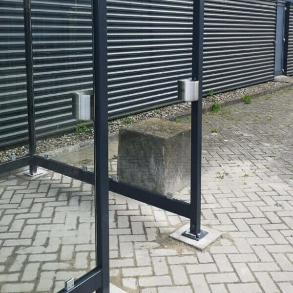 Wandasbak in rookabri – stijlvolle en praktische oplossing RVS wandasbak gemonteerd aan een staander van een rookabri. Strak design met stevige bevestiging voor openbare ruimtes.