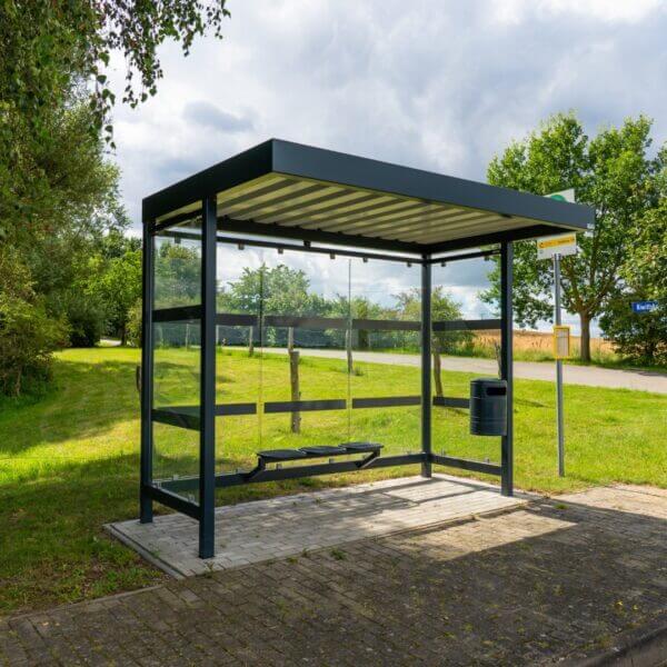 Bushokje RAL-7016 met optionele zitbank en afvalbak in landelijke omgeving