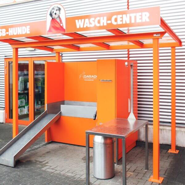 Betaalautomaatoverkapping in oranje Oranje betaalautomaat overkapping ingezet als hondenwasstation