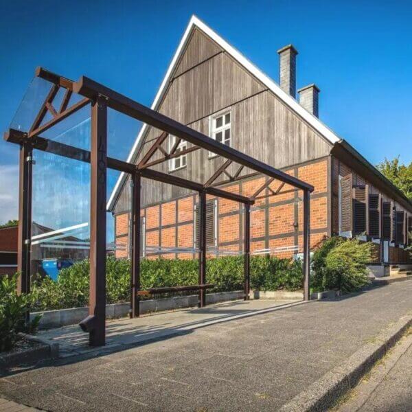 Bushokje 6x2m in bruin met ESG-glas kopen Bruin bushokje van 6x2 meter met glazen zijwanden