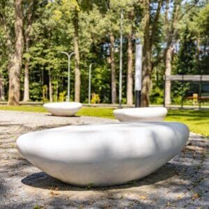 Moderne organisch gevormde betonnen zitelementen voor parken en openbare ruimtes, duurzaam en onderhoudsvrij