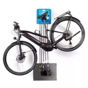 Fiets waspunt met ophangsysteem en e-bike in poetspositie