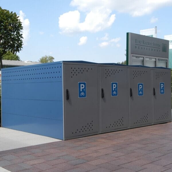 Modulaire fiets opbergbox met parkeervak aanduiding Grijze en blauwe fiets opbergboxen met parkeerpictogrammen