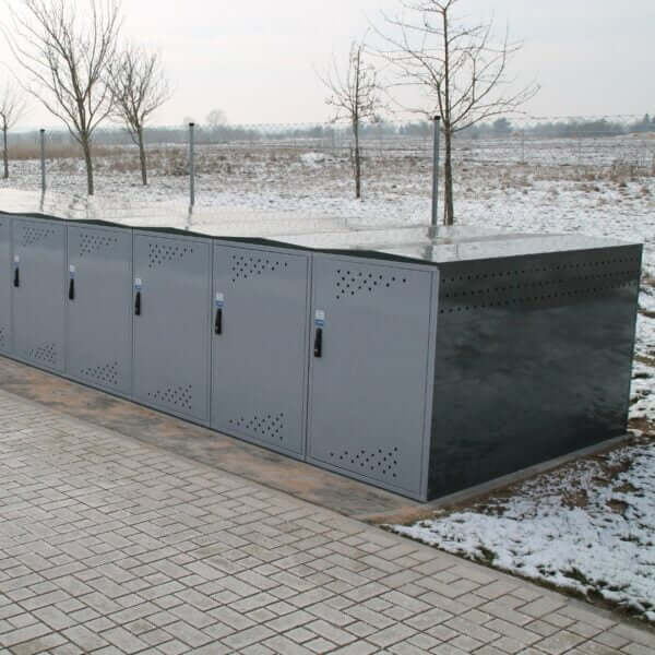 Grijze fiets opbergbox voor buitengebruik Grijze fiets opbergboxen in een besneeuwd landschap