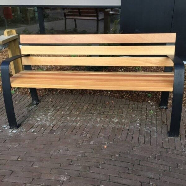 buitenbank hoge zitting kopen voor senioren Buitenbank met hoge zitting van 470mm, van hout en staal, speciaal voor senioren.