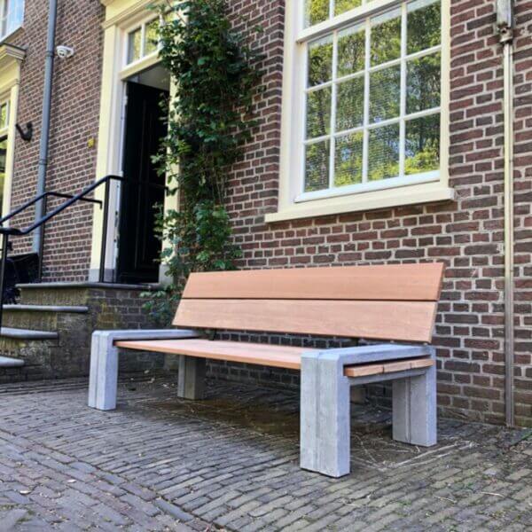 Buurtbank online kopen Houten buurtbank met robuust betonnen onderstel, inclusief levering en plaatsing.