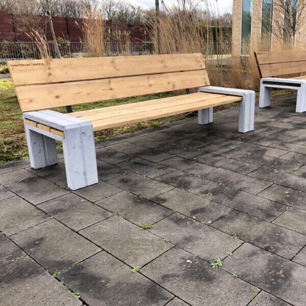 Buurtbank aanschaffen Duurzame buurtbank van hout met beton onderstel geplaats bij VolkerWessels