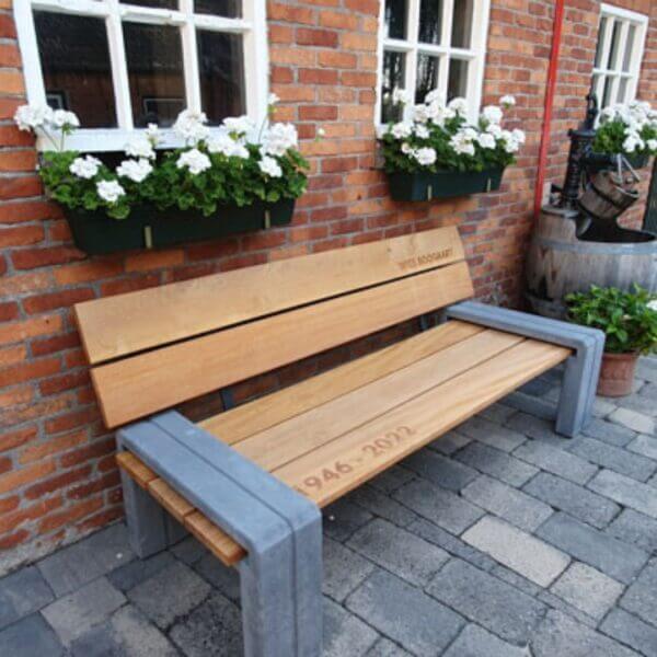 Buurtbankje-aanschaffen Duurzame buurtbankje met gerecycled betonnen onderstel en houten zitting. Prijs incl. levering en plaatsing.