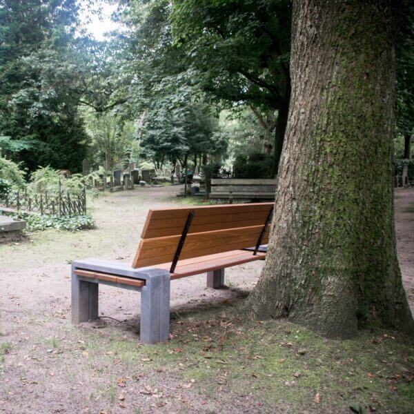 Duurzame parkbank bestellen Rustieke buurtbank met betonnen onderstel en houten zitting, ideaal voor natuurlijke omgevingen. Incl. levering en plaatsing.