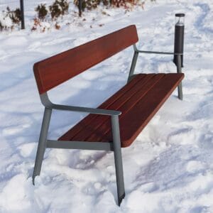 Weerbestendige parkbank met stalen frame en houten zitting met een lengte van 200cm, geplaatst in sneeuw.