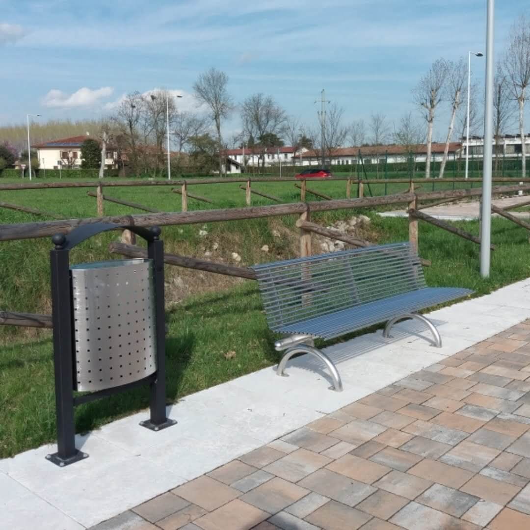 Moderne RVS parkbank met prullenbak, perfect voor openbare ruimtes en parken.
