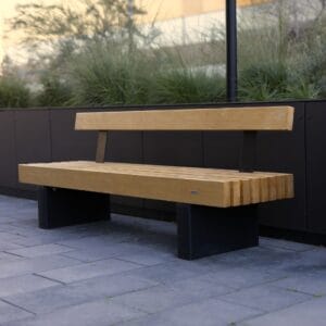 Luxe houten parkbank van max. 3 meter met zwart metalen onderstel, ideaal voor stedelijke en groene omgevingen.