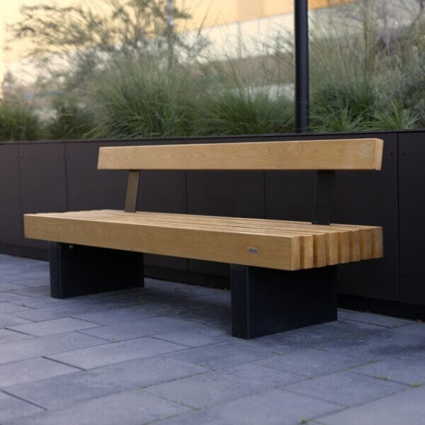 Luxe houten parkbank van max. 3 meter met zwart metalen onderstel, ideaal voor stedelijke en groene omgevingen.