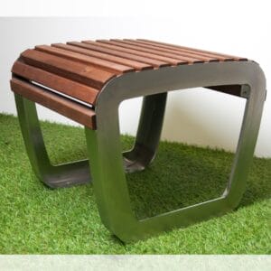 Parkstoel Trapo 60 cm met houten latten en een stalen onderstel in diverse RAL-kleuren. Ideaal voor openbare ruimtes, kantoortuinen en winkelcentra.