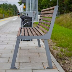 Comfortabele perronbank van 180cm met metalen frame en houten latten.