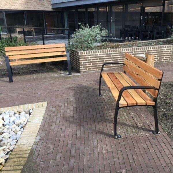 buitenbank zorginstelling kopen met hoge zitting Twee buitenbanken met hoge zitting van 470 mm in de tuin van een zorginstelling.