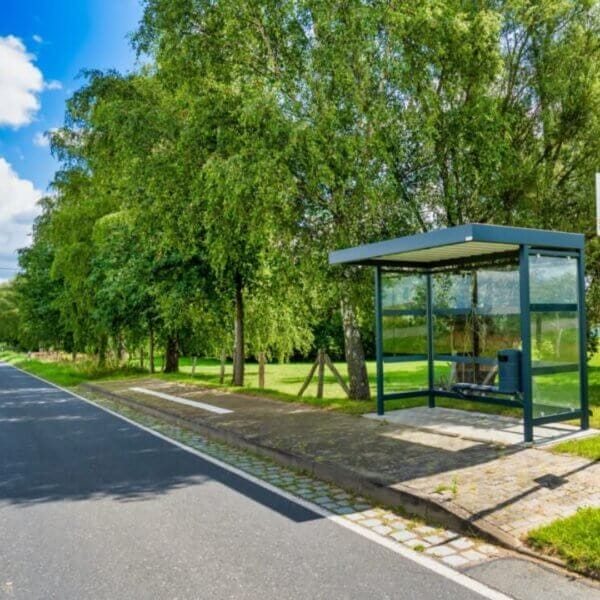 Bushokje groen kopen voor haltes Groen bushokje met glazen wanden en metalen bankje in natuurlijke omgeving