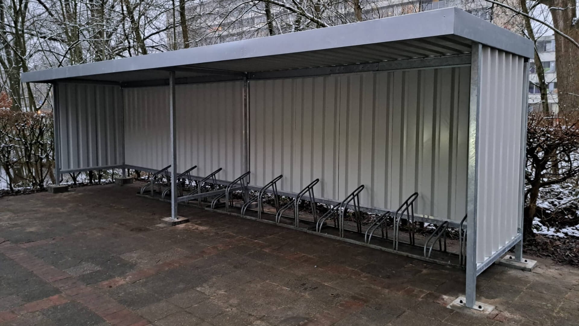 Overdekte fietsenstalling met gesloten zij- en achterwanden en fietsenrekken, geplaatst in opdracht van Gemeente Utrecht.