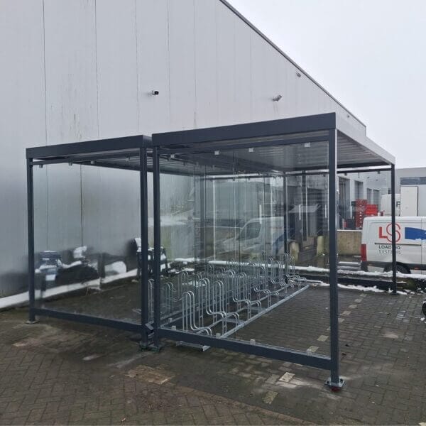 Dubbele prefab fietsenstalling Keulen van Umfeldt op bedrijventerrein Ede Dubbele prefab fietsenstalling Keulen met glazen wanden en stalen frame geplaatst bij bedrijfslocatie in Ede