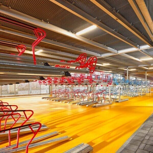 dubbellaags-etagerek-city-10 Etage fietsenrek met rood en blauw frame in grote fietsenstalling
