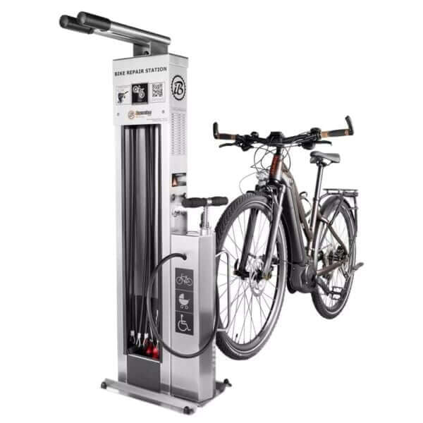 fiets-onderhoudsstation-umfeldt-2-20 bike repair station van RVS met elektrische fiets opgehangen voor onderhoud