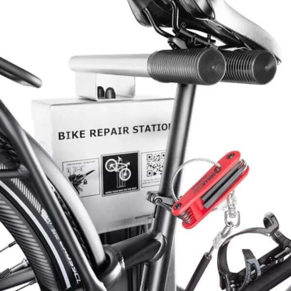 fiets-onderhoudsstation-umfeldt-2-23 bike repair station met gereedschap aan het zadel van een fiets