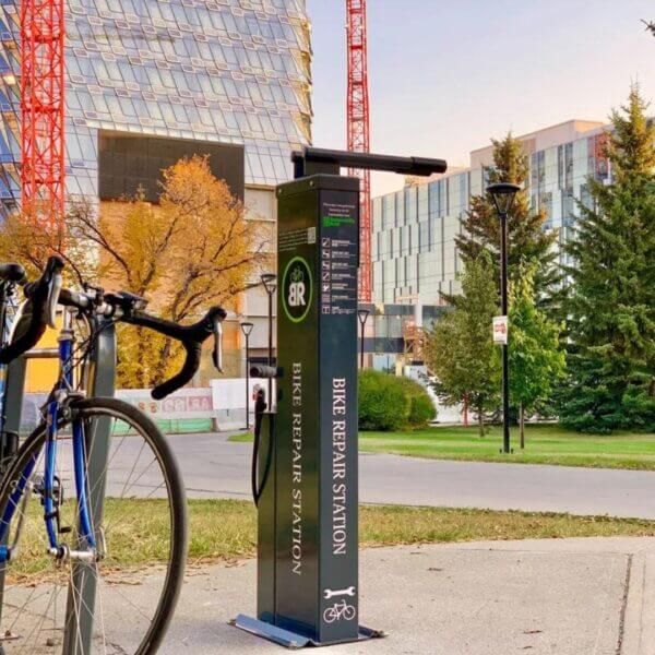 fiets-onderhoudsstation-umfeldt-2-24 fiets onderhoudsstation geplaatst in stedelijke omgeving