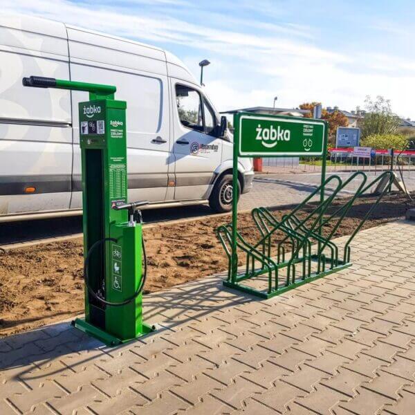 fiets-onderhoudsstation-umfeldt-2-26 groen fiets onderhoudsstation met fietspomp en fietsenrek bij Żabka