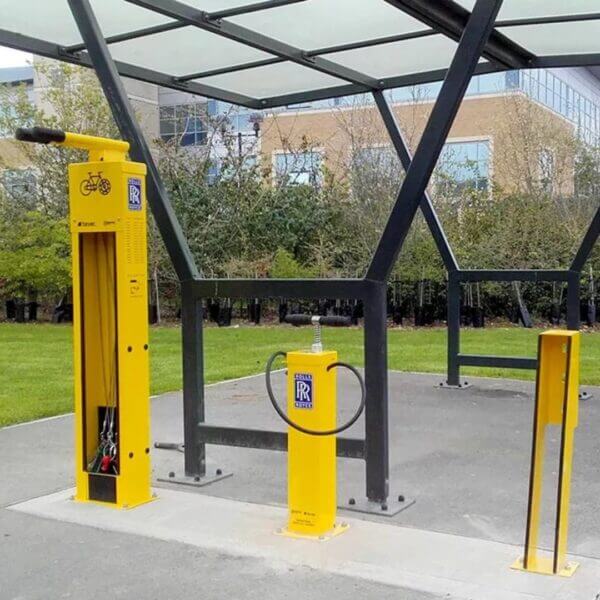 fiets-onderhoudsstation-umfeldt-2-27 geel fietsonderhoudstation en fietspomp van Umfeldt onder een rijwieloverkapping